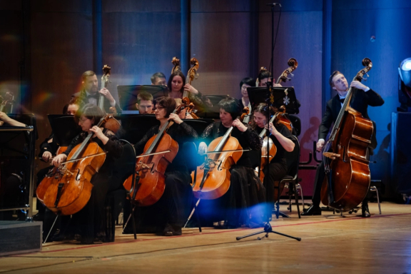 Новогодний бал. Артисты Красноярского академического симфонического оркестра