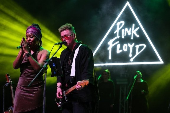 Pink Floyd &lpar;&Pcy;&icy;&ncy;&kcy; &Fcy;&lcy;&ocy;&jcy;&dcy;&rpar; Show & Durga McBroom &Ocy;&rcy;&icy;&gcy;&icy;&ncy;&acy;&lcy;&softcy;&ncy;&ycy;&jcy; &gcy;&ocy;&lcy;&ocy;&scy; Pink Floyd&period; &Lcy;&iecy;&gcy;&iecy;&ncy;&dcy;&acy; &vcy;&ocy;&zcy;&vcy;&rcy;&acy;&shchcy;&acy;&iecy;&tcy;&scy;&yacy;