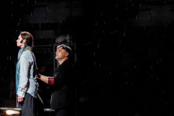 Кино в театре: Добрый человек из Сезуана